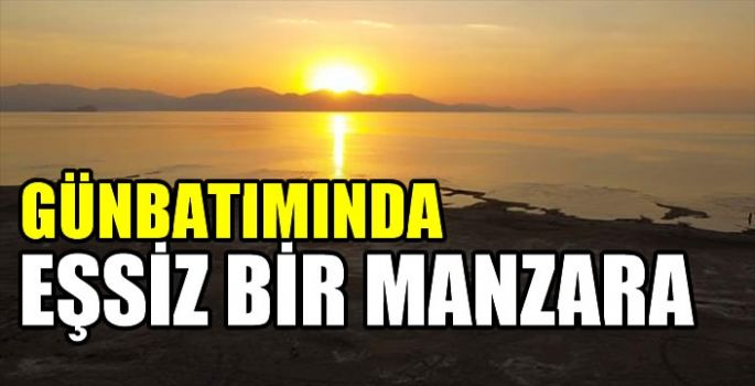 Van Gölü'nde kuraklık nedeniyle ortaya çıkan adacıklar günbatımında görüntülendi