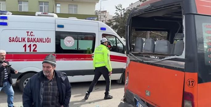 Halk otobüsü, minibüs ve otomobilin karıştığı kazada 14 kişi yaralandı