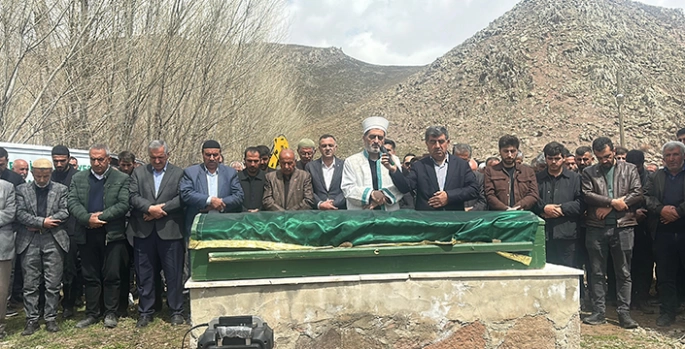 Van'da trafik kazasında ölen baba ve iki kızı defnedildi