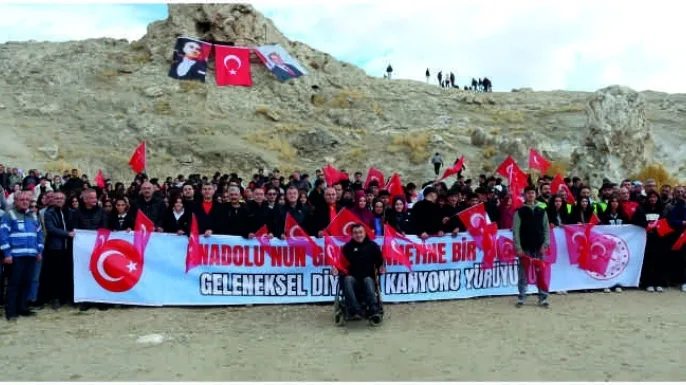 Ağrıda Türk bayraklarıyla kanyon yürüyüşü: Yüzlerce kişi katıldı
