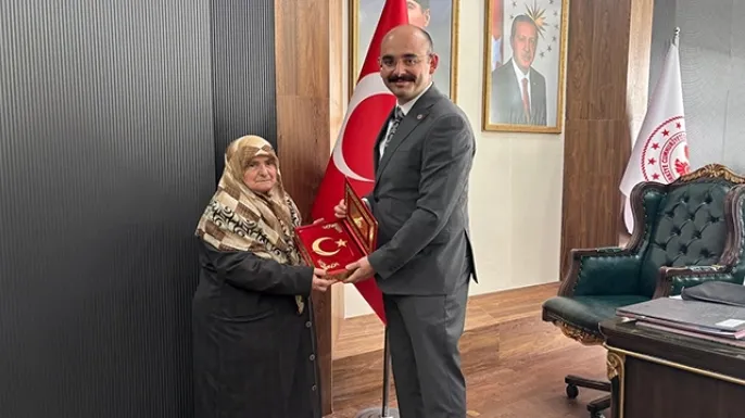 88 yaşında okuma yazma öğrenen Emine Genç, Kaymakam Sungur'un misafiri oldu