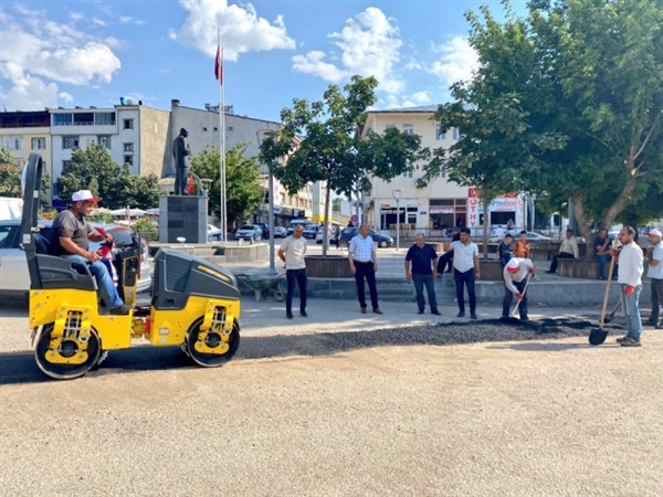 Malazgirt'te yol onarım çalışmaları yapılıyor.