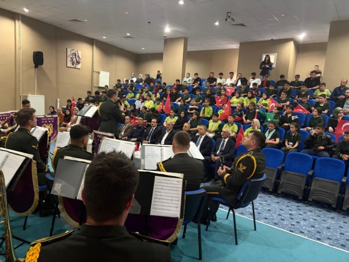 Askeri bandodan öğrencilere ve halka unutulmaz müzik şöleni: Kale\