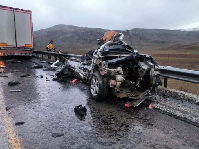 Malatya'da tırla çarpan hafif araçta 3 kişi yaşamını yitirdi