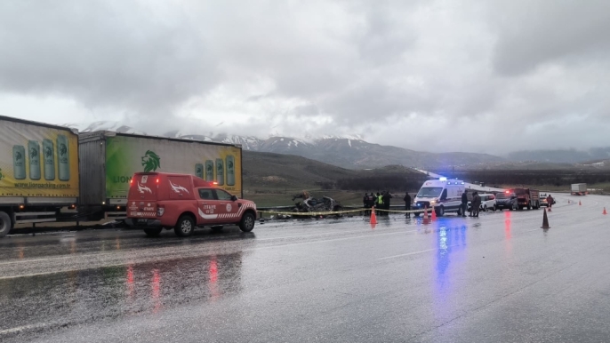 Malatya'da tırla çarpan hafif araçta 3 kişi yaşamını yitirdi