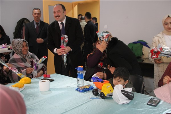 Malazgirt Kaymakamı Bayram ve Belediye Başkanı Altın, kadınların gününü kutladı