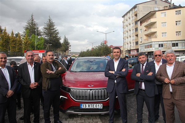 Ahlat’ta tanıtılan Togg’a vatandaşlar ilgi gösterdi