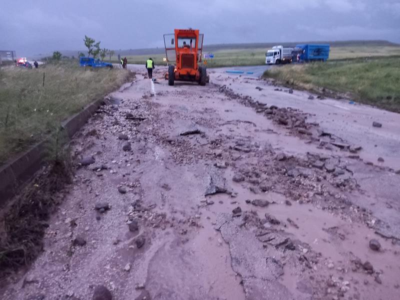 Sağanak nedeniyle Çemişgezek-Pertek kara yolu ulaşıma kapatıldı