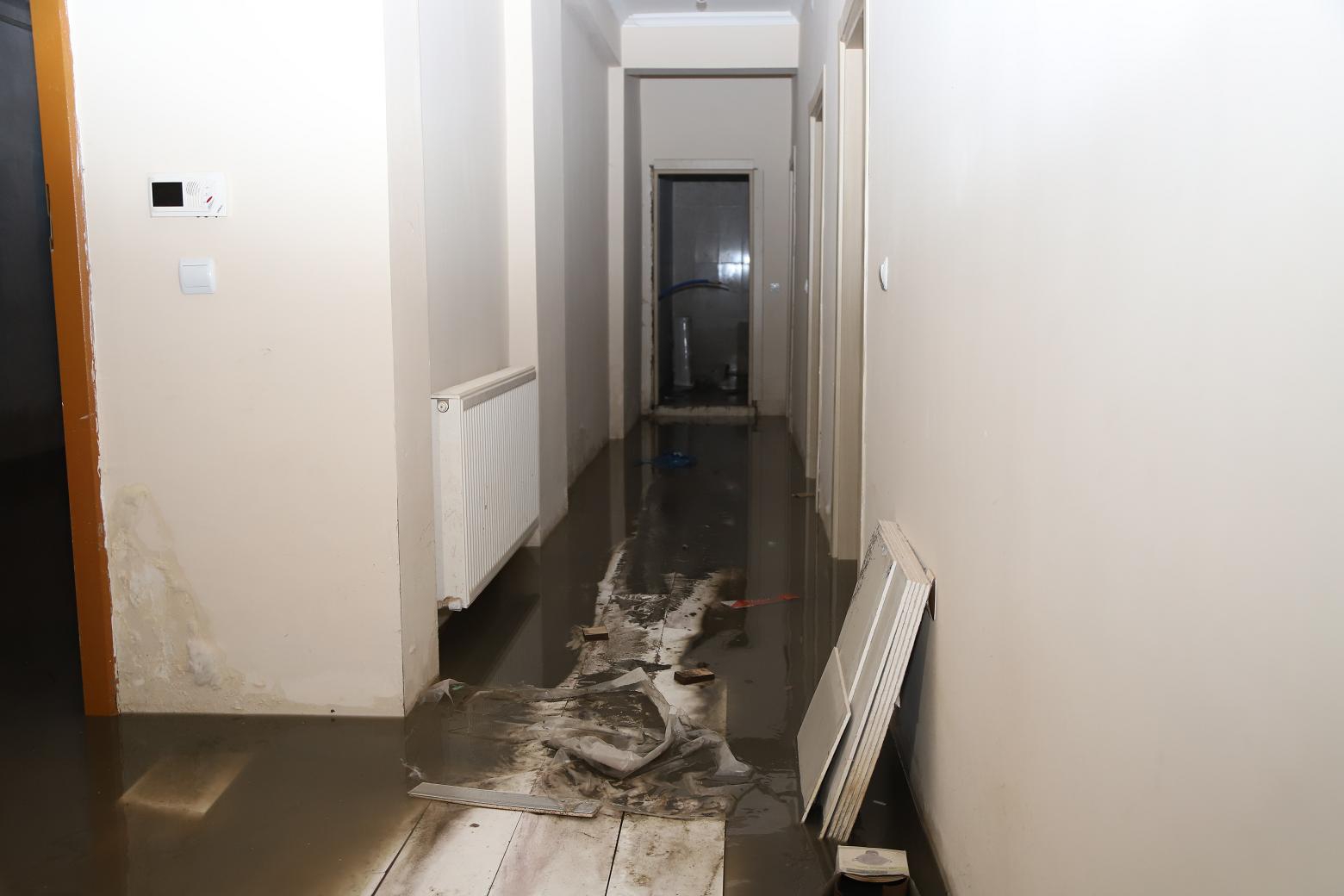 Sağanak nedeniyle iş yerleri ve evleri su bastı