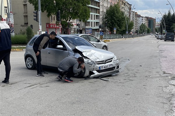 Trafik Kazası Maddi Hasara Yol Açtı