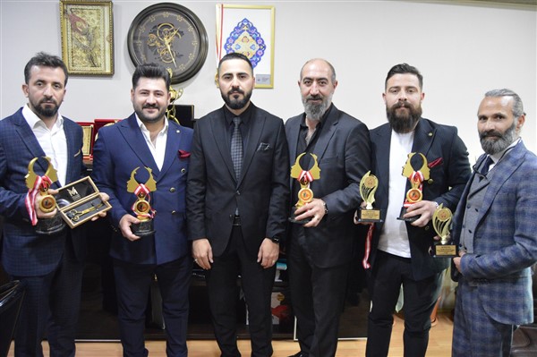 Türkiye'deki kuaförler depremzede meslektaşları için seferber oldu