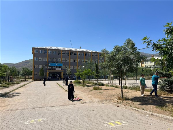 Aileler dışarıda, öğrenciler içeride...