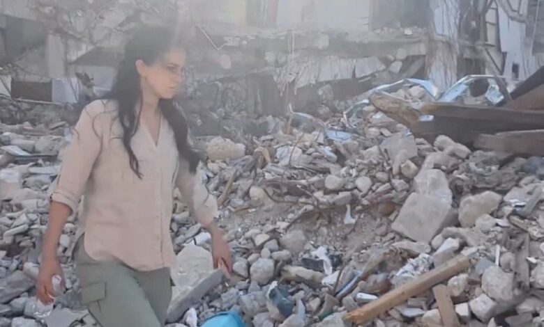 Depremde 17 yakınını kaybeden Karsu, Hatay'daki evine gitti!