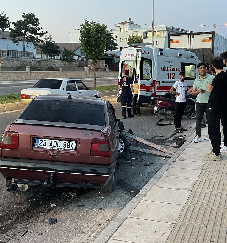 Elazığ'da zincirleme trafik kazasında 3 kişi yaralandı