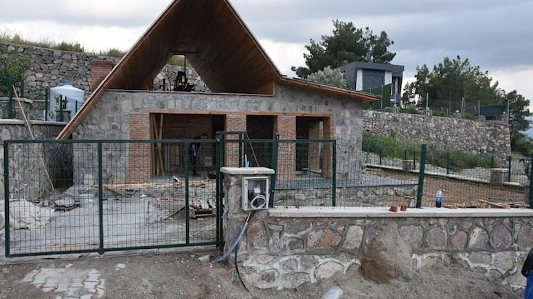 Husumetlisini öldürüp, cesedini ateşe verdi