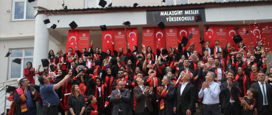 Malazgirt MYO'da mezuniyet coşkusu(Foto Galeri)