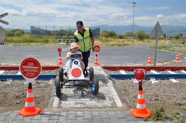 Muş'ta Çocuklara Trafik Eğitimi Verildi