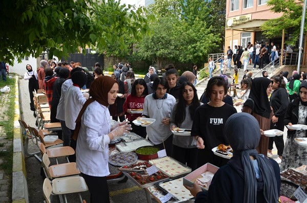 Muş'ta depremzede öğrenciler için kermes düzenlendi
