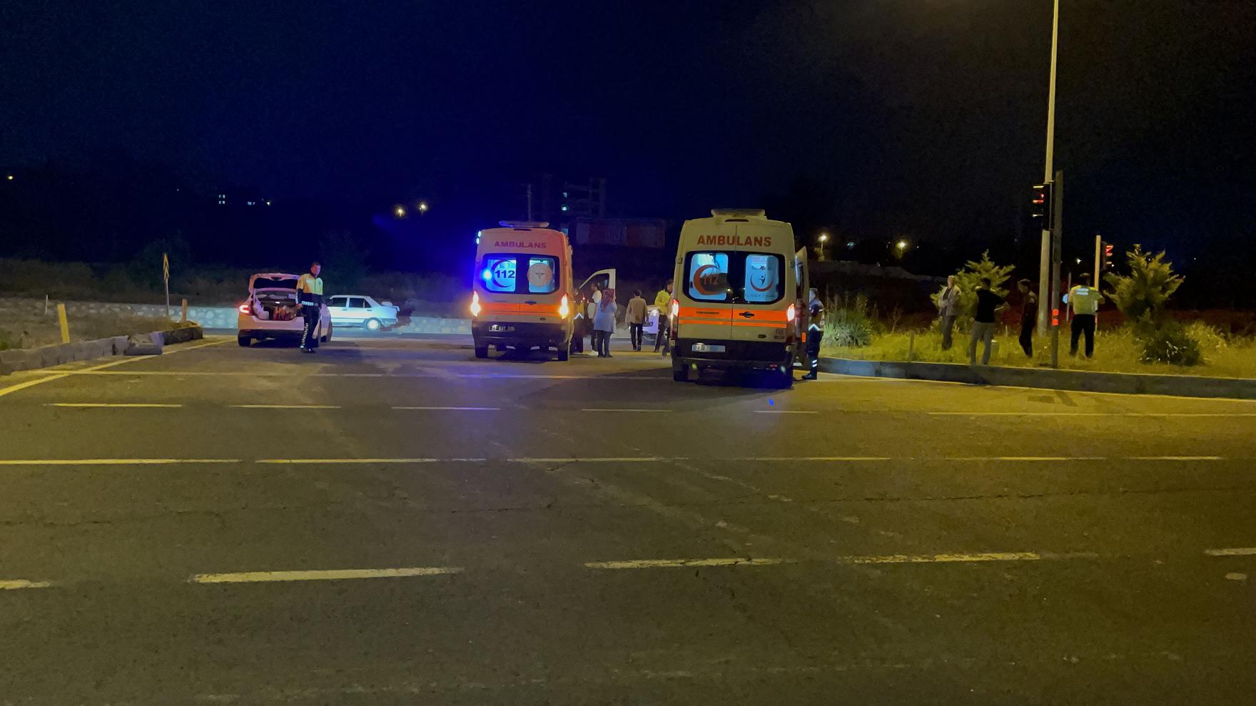 Otomobil ile hafif ticari aracın çarpıştığı kazada 2 kişi yaralandı