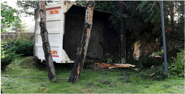 Erzurum'da hafriyat kamyonu devrildi, 2 kişi yaralandı