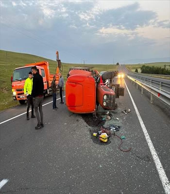 Kamyonet ile traktör çarpıştı, iki kişi yaralandı