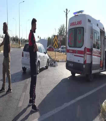 Otomobil ile traktör çarpıştı 3 kişi yaralandı