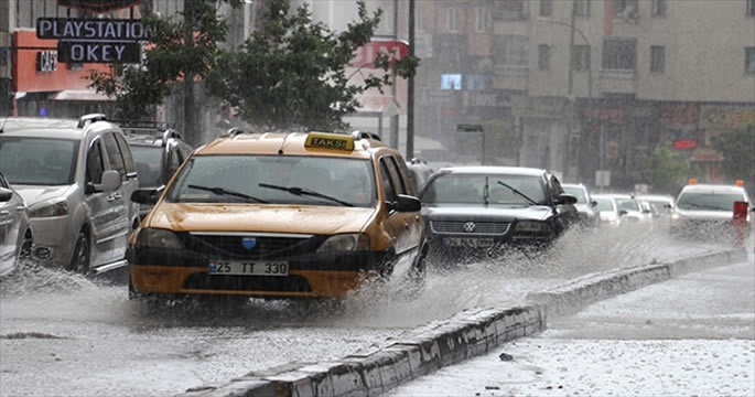 Şiddetli sağanak hayatı olumsuz etkiledi