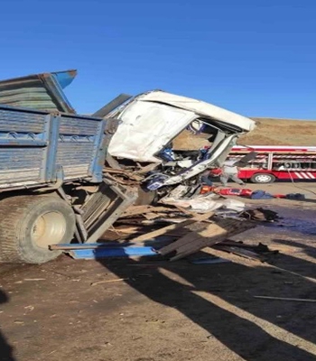 Bingöl’ün Genç ilçesinde kamyon ile tırın çarpışması sonucu meydana gelen trafik kazasında 2 kişi yaralandı