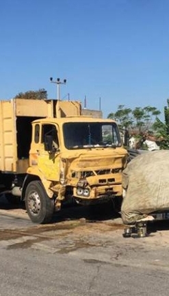 Çöp kamyonu, pikabı biçti: Bir aile yok oldu!