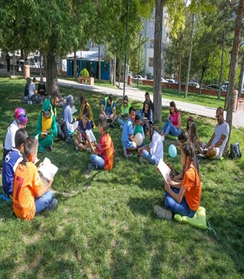 Farkındalık oluşturmak amacıyla parkta kitap okudular