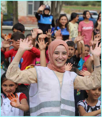Gönüllüler ve polislerden Muradiye'deki çocuklar için moral etkinliği