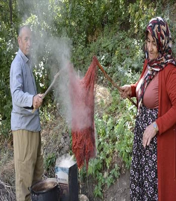 Hakkari'de usta öğretici çift, kök boya geleneğini sürdürüyor