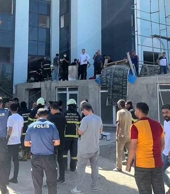 İşçiler çöken iskelenin altında kaldı: 4 kişi yaralı