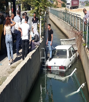 Otomobil sulama kanalına düştü: Vatandaşlar içindekileri kurtarmak için seferber oldu
