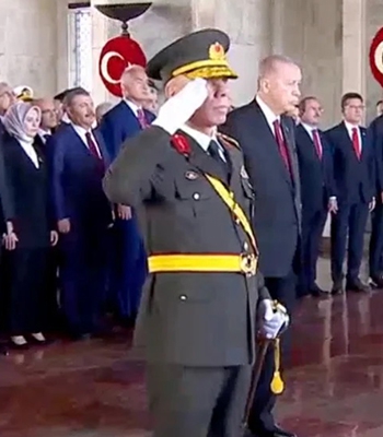 Devlet erkanı, Türkiye Cumhuriyeti'nin 100. kuruluş yıl dönümü dolayısıyla Anıtkabir'i ziyaret ediyor