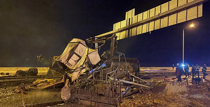 Freni patlayan TIR önüne geleni biçti