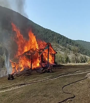 Karabük'te 3 samanlık ve 1 odunluk küle döndü