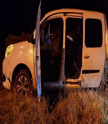 Kars'ta tırın iki otomobile çarptığı kazada 2 polis yaralandı