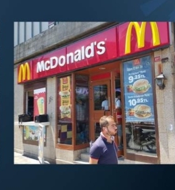 Fareleri McDonald's şubesinin içine fırlattı!