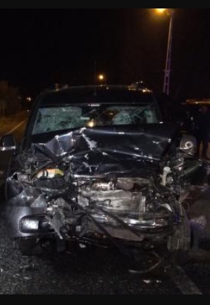 İki hafif ticari araç çarpıştı: 1 ölü, 3 yaralı