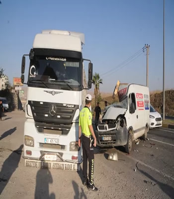 Panelvanın kamyona çarpması sonucu 1 kişi öldü, 1 kişi yaralandı