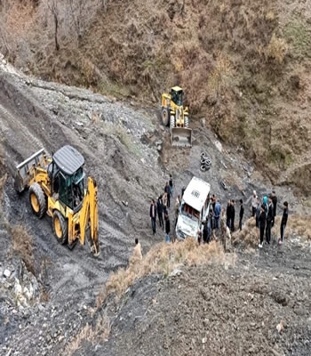 Siirt'te korkutan kaza! Minibüs şarampole devrildi