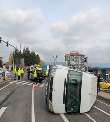 Bingöl'de taksi ile minibüsün çarpışması sonucu 3 kişi yaralandı