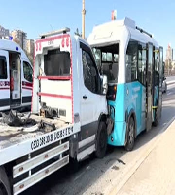 Çekici yolcu minibüsüne çarptı: Çok sayıda kişi yaralandı