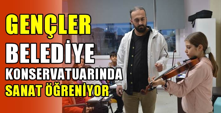Gençler belediye konservatuarında sanat öğreniyor