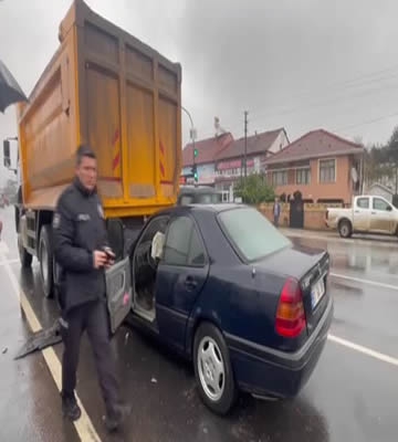 Kamyona çarpan otomobilin sürücüsü ağır yaralandı