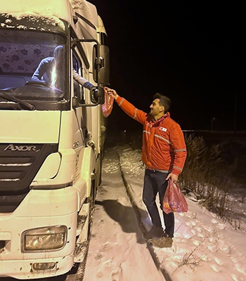 Kızılay kar nedeniyle araçlarıyla yolda kalanlara gıda ve içecek dağıttı
