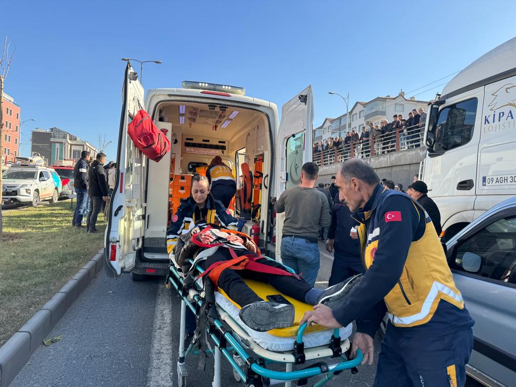 Malatya'da otomobil ile servis aracı çarpıştı, 2 kişi yaralandı