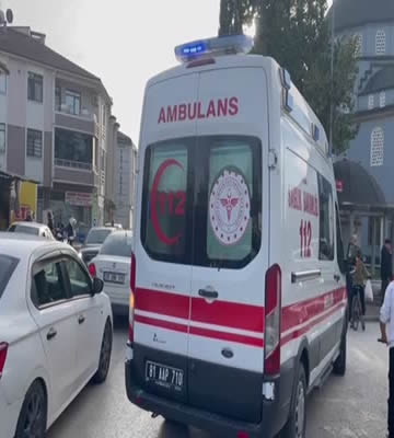 Motosikletin yaya ve bisikletliye çarptığı kazada 3 kişi yaralandı