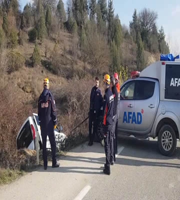 Şarampole devrilen hafif ticari araçtaki 1 kişi öldü, 1 kişi yaralandı